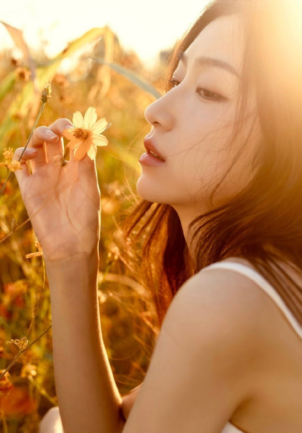田野里的长发美女吊带白裙清新脱俗 田野里的长发美女吊带白裙清新脱俗