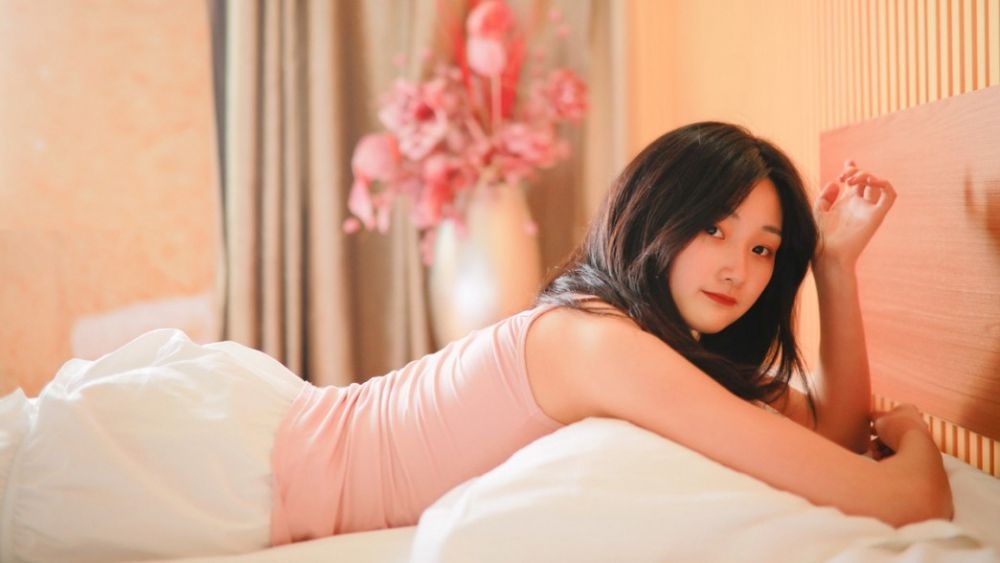 漂亮美眉吊带短裤白丝美腿床上慵懒随性 漂亮美眉吊带短裤白丝美腿床上慵懒随性