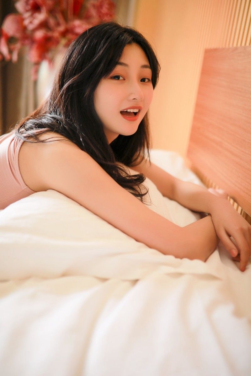 漂亮美眉吊带短裤白丝美腿床上慵懒随性 漂亮美眉吊带短裤白丝美腿床上慵懒随性