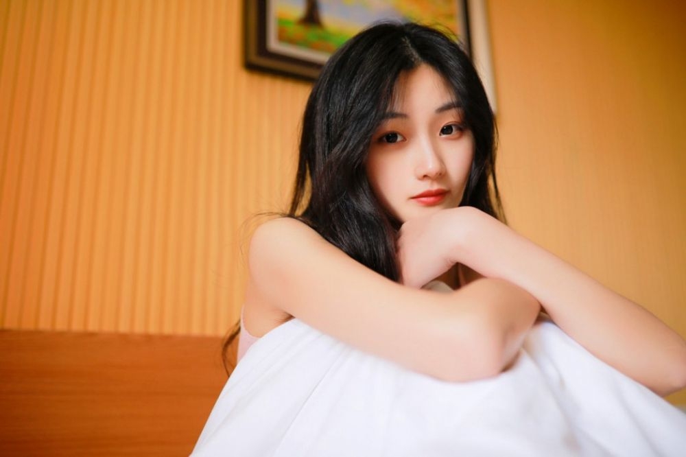 漂亮美眉吊带短裤白丝美腿床上慵懒随性 漂亮美眉吊带短裤白丝美腿床上慵懒随性