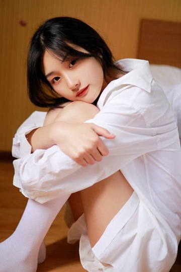 漂亮美眉吊带短裤白丝美腿床上慵懒随性