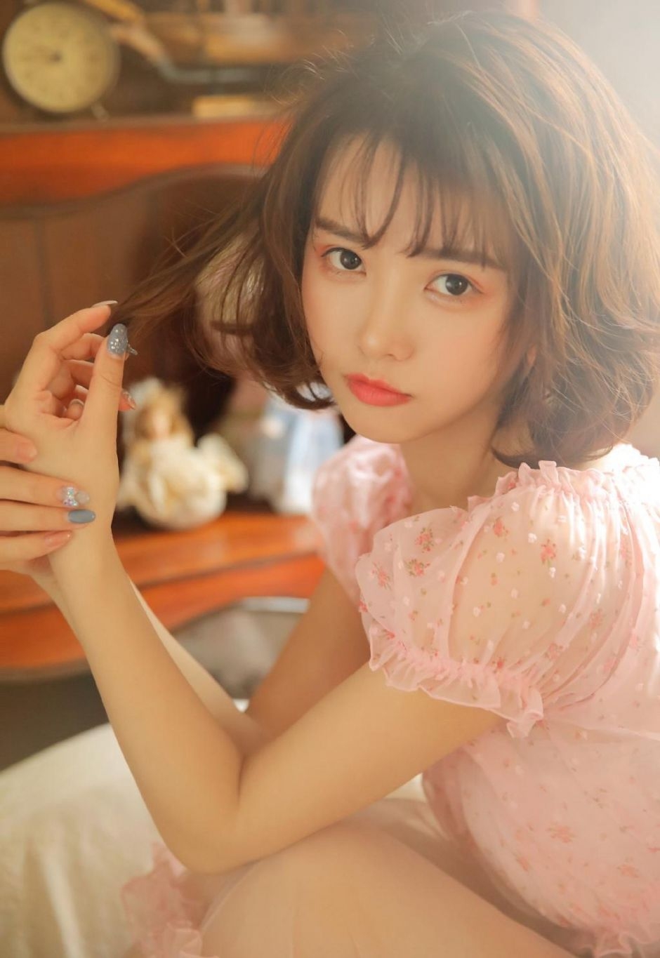 短发美女大眼睛小嘴巴甜美迷人 短发美女大眼睛小嘴巴甜美迷人