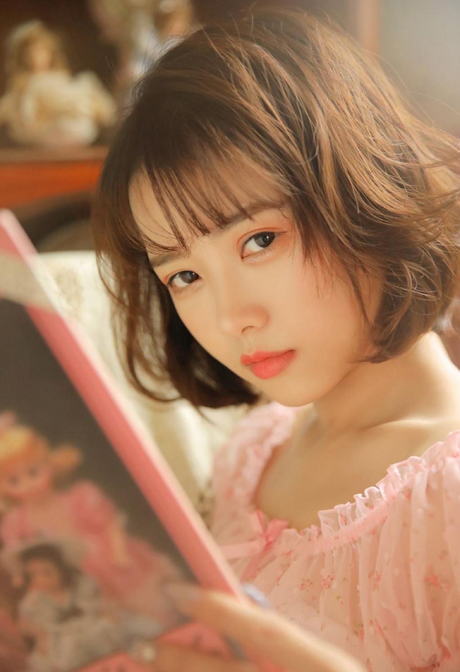 短发美女大眼睛小嘴巴甜美迷人 短发美女大眼睛小嘴巴甜美迷人