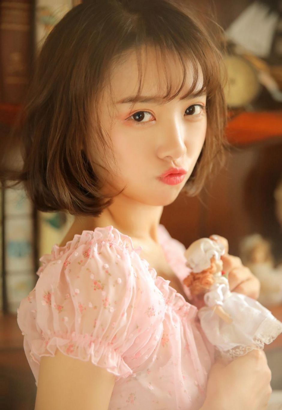 短发美女大眼睛小嘴巴甜美迷人 短发美女大眼睛小嘴巴甜美迷人