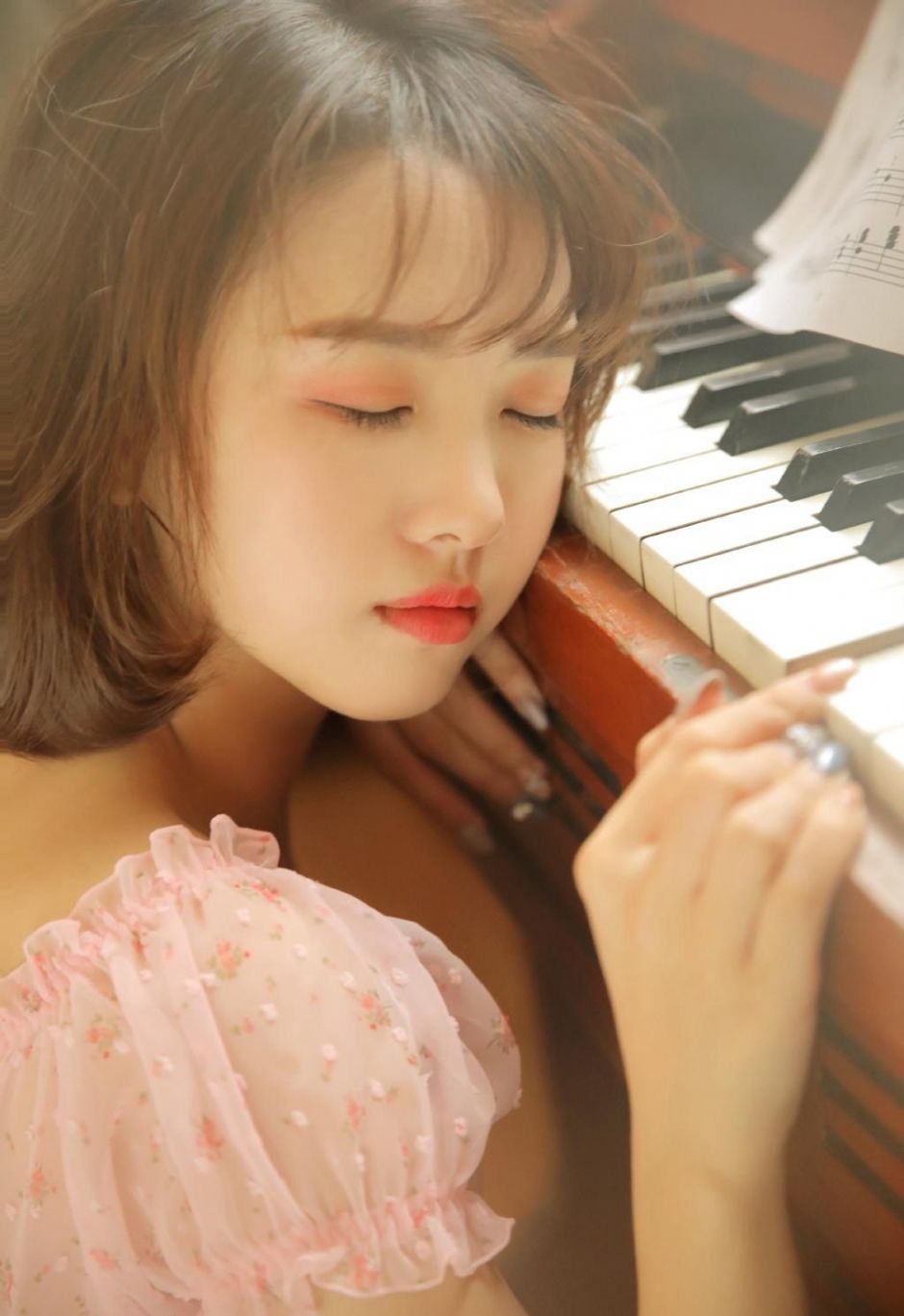 短发美女大眼睛小嘴巴甜美迷人 短发美女大眼睛小嘴巴甜美迷人
