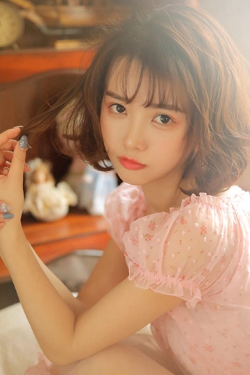 短发美女大眼睛小嘴巴甜美迷人