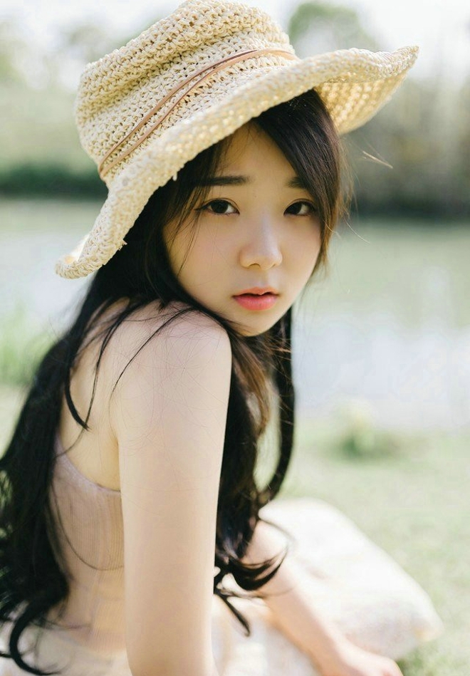 森系美女长发披肩吊带香肩清纯可人 森系美女长发披肩吊带香肩清纯可人
