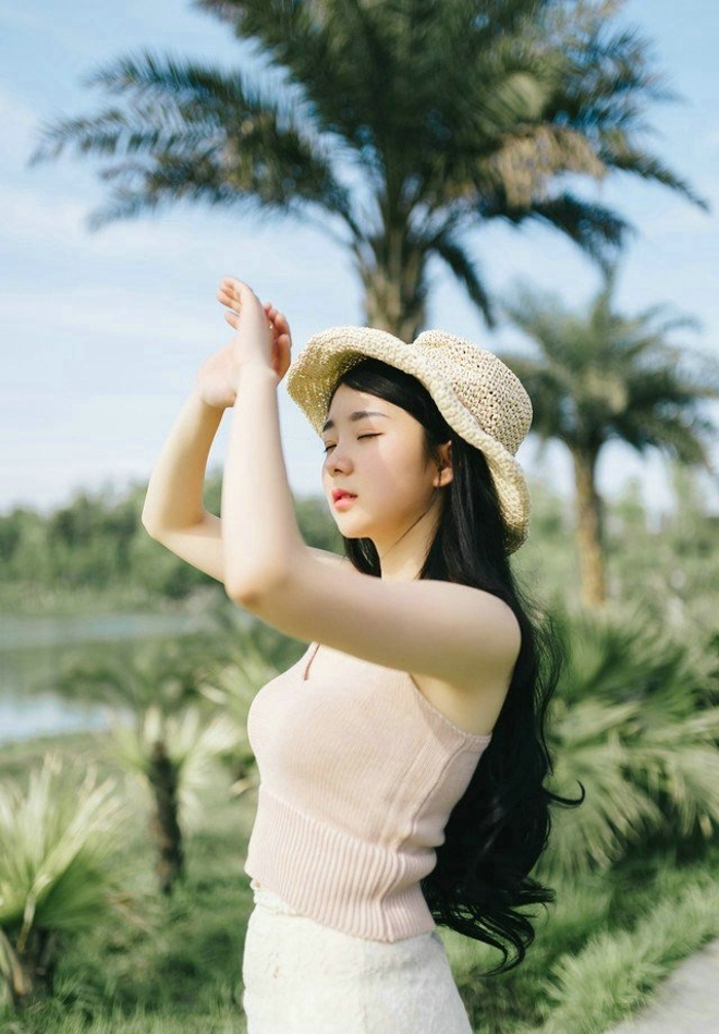 森系美女长发披肩吊带香肩清纯可人 森系美女长发披肩吊带香肩清纯可人