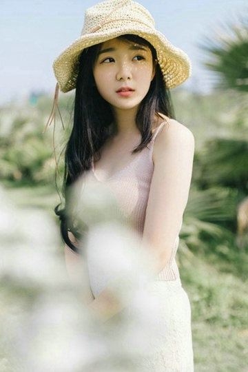 森系美女长发披肩吊带香肩清纯可人