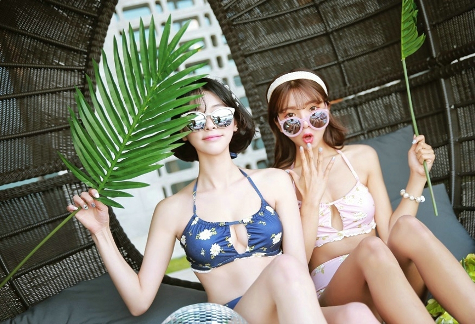 美女姐妹花比基尼泳衣肤白貌美个高腿长 美女姐妹花比基尼泳衣肤白貌美个高腿长