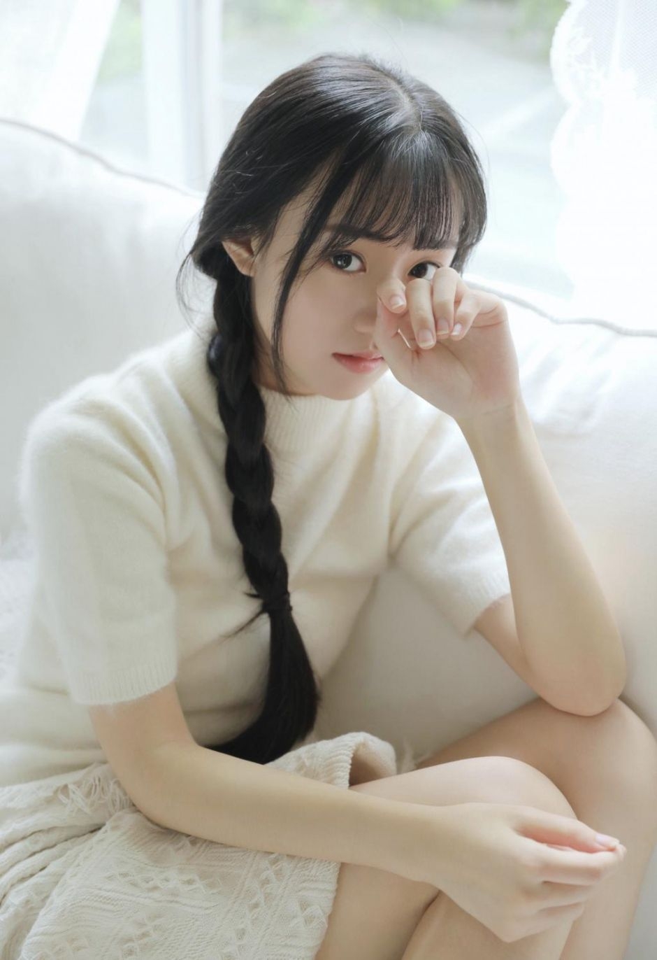 麻花辫美女小姐姐五官精致肤色白皙 麻花辫美女小姐姐五官精致肤色白皙
