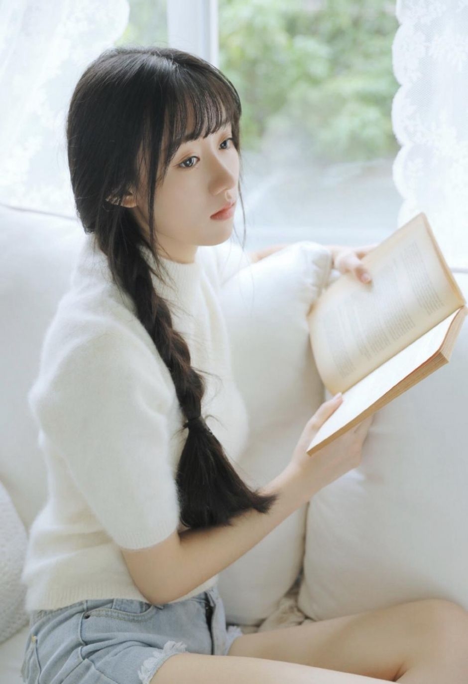 麻花辫美女小姐姐五官精致肤色白皙 麻花辫美女小姐姐五官精致肤色白皙