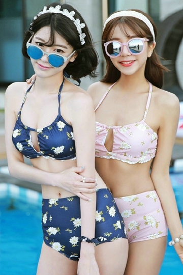 美女姐妹花比基尼泳衣肤白貌美个高腿长