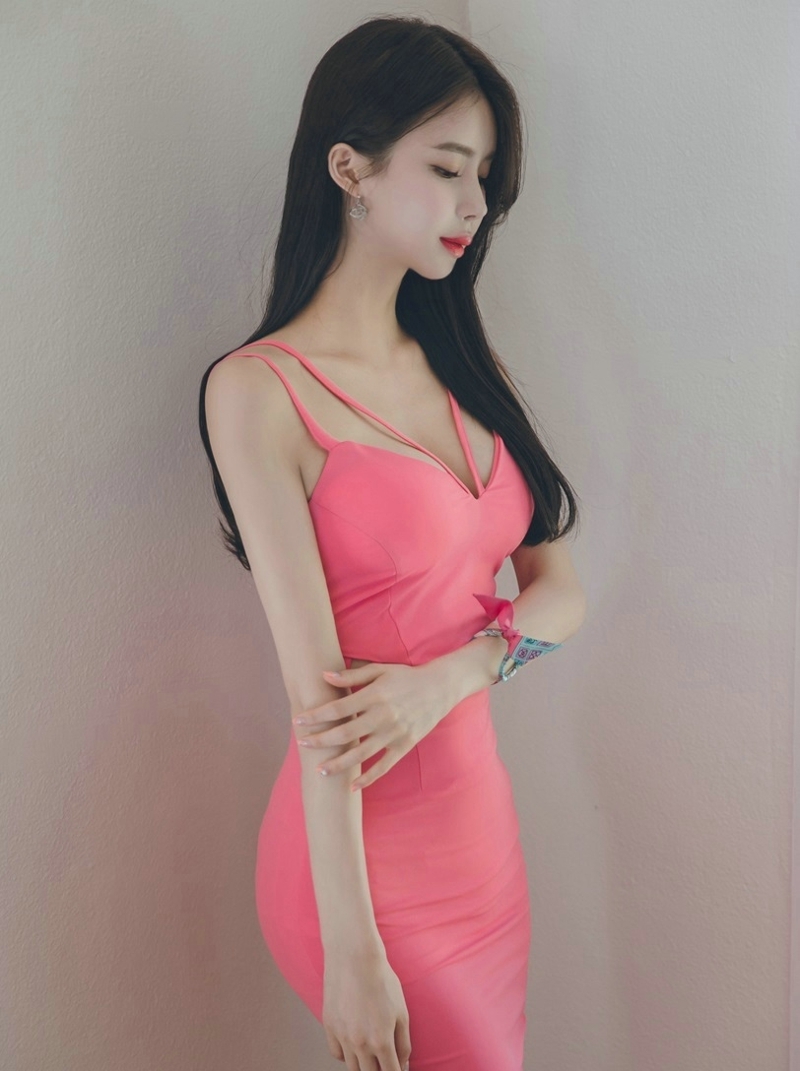前凸后翘美女吊带包臀裙性感好身材 前凸后翘美女吊带包臀裙性感好身材