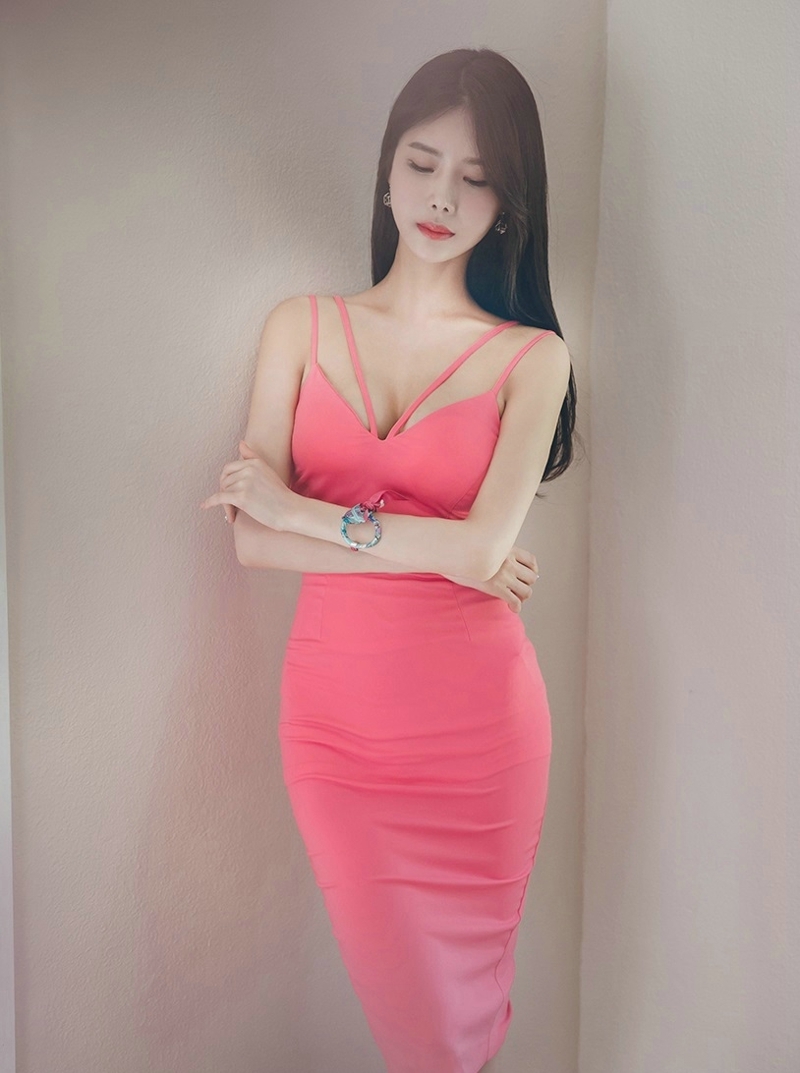前凸后翘美女吊带包臀裙性感好身材 前凸后翘美女吊带包臀裙性感好身材