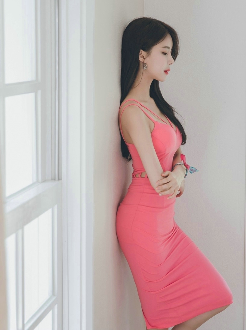 前凸后翘美女吊带包臀裙性感好身材 前凸后翘美女吊带包臀裙性感好身材