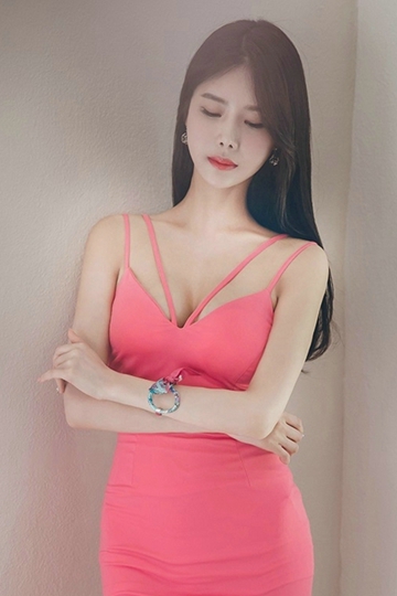 前凸后翘美女吊带包臀裙性感好身材