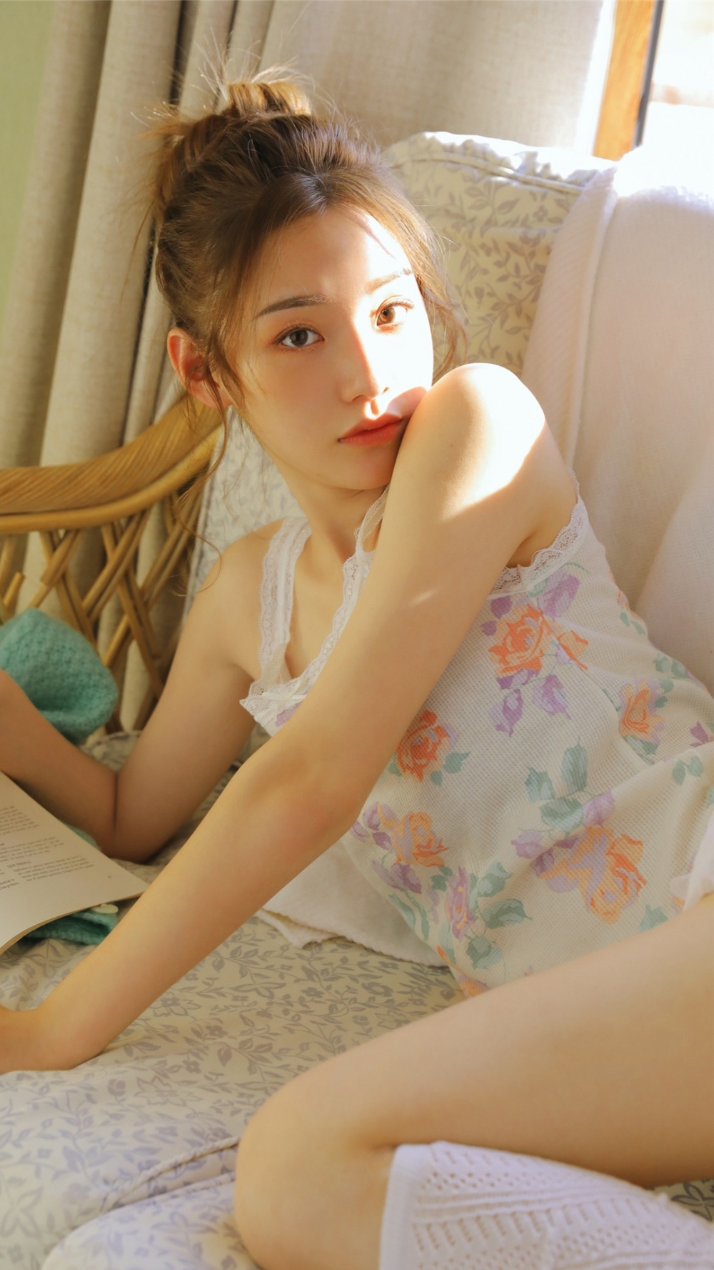 阳光下的丸子头美少女白丝美腿白皙光滑 阳光下的丸子头美少女白丝美腿白皙光滑