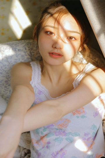阳光下的丸子头美少女白丝美腿白皙光滑