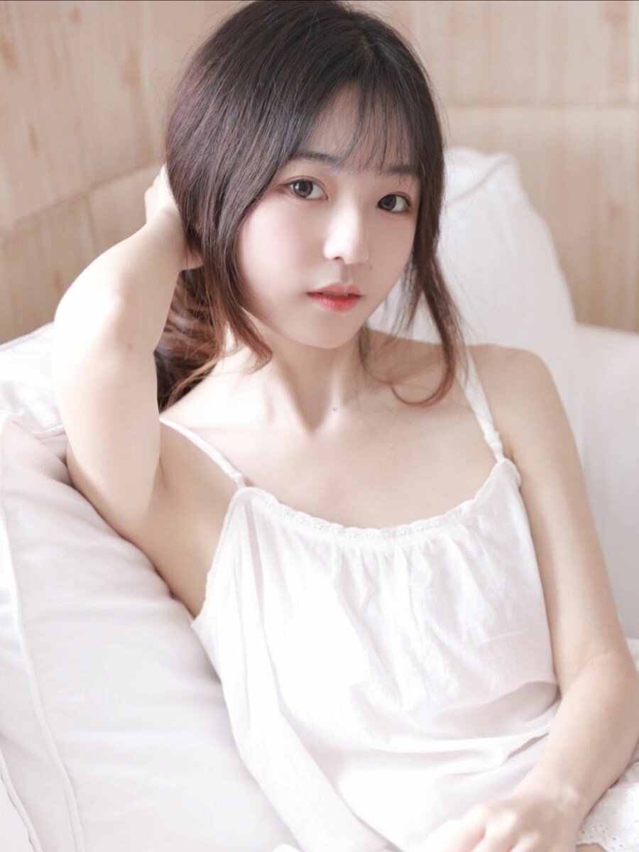 床上美女吊带睡裙香肩锁骨甜美迷人 床上美女吊带睡裙香肩锁骨甜美迷人