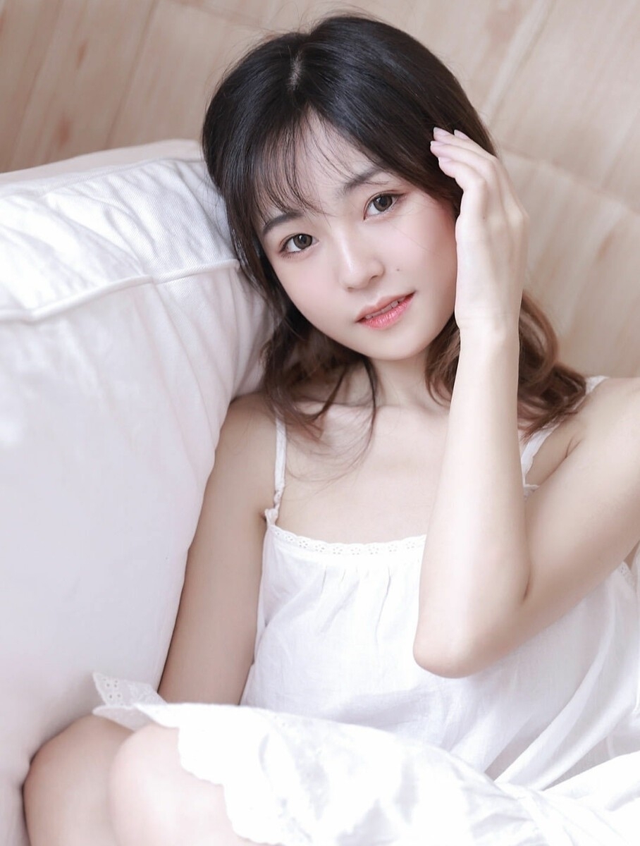床上美女吊带睡裙香肩锁骨甜美迷人 床上美女吊带睡裙香肩锁骨甜美迷人
