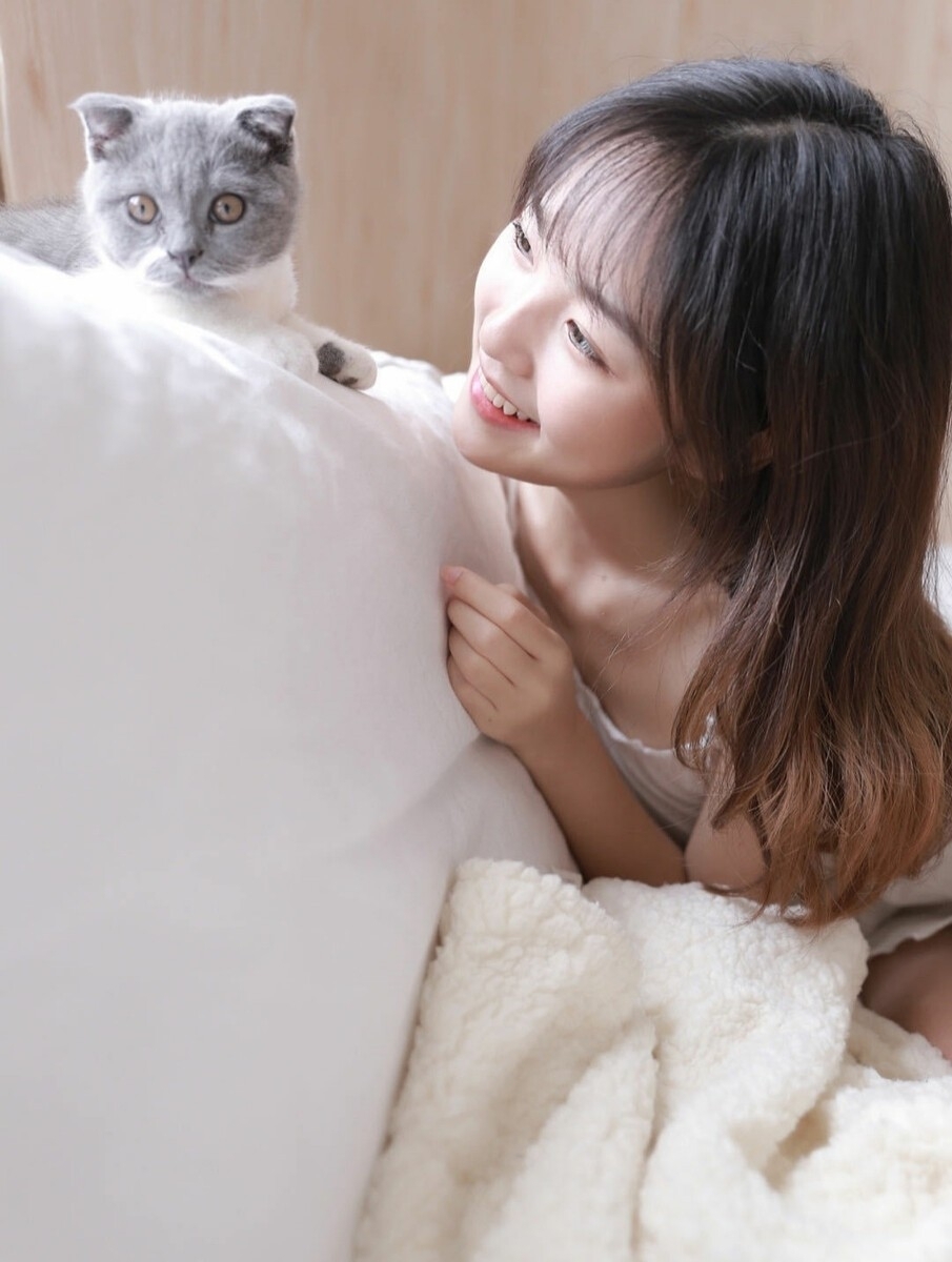 床上美女吊带睡裙香肩锁骨甜美迷人 床上美女吊带睡裙香肩锁骨甜美迷人