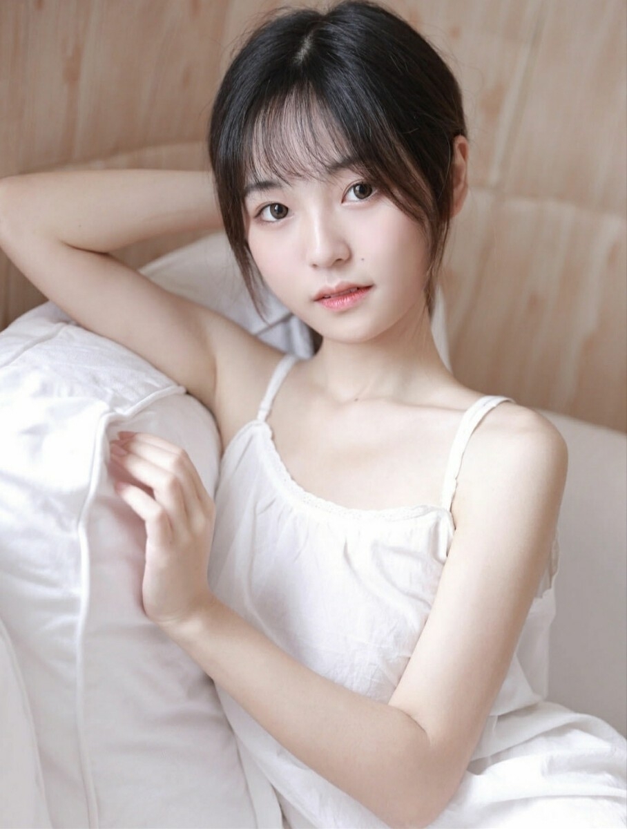 床上美女吊带睡裙香肩锁骨甜美迷人 床上美女吊带睡裙香肩锁骨甜美迷人