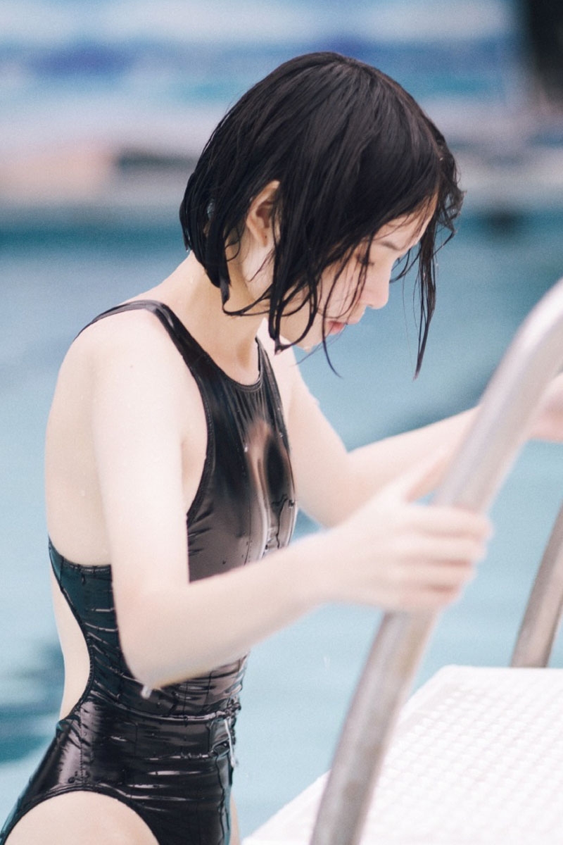 短发美眉连体泳衣湿身诱惑性感撩人 短发美眉连体泳衣湿身诱惑性感撩人