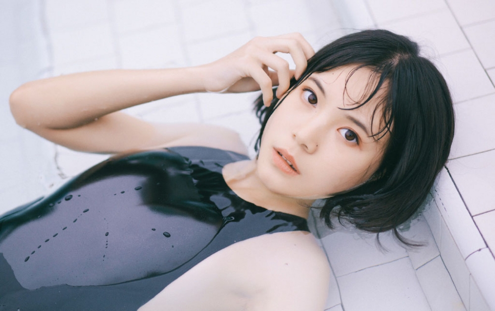 短发美眉连体泳衣湿身诱惑性感撩人 短发美眉连体泳衣湿身诱惑性感撩人