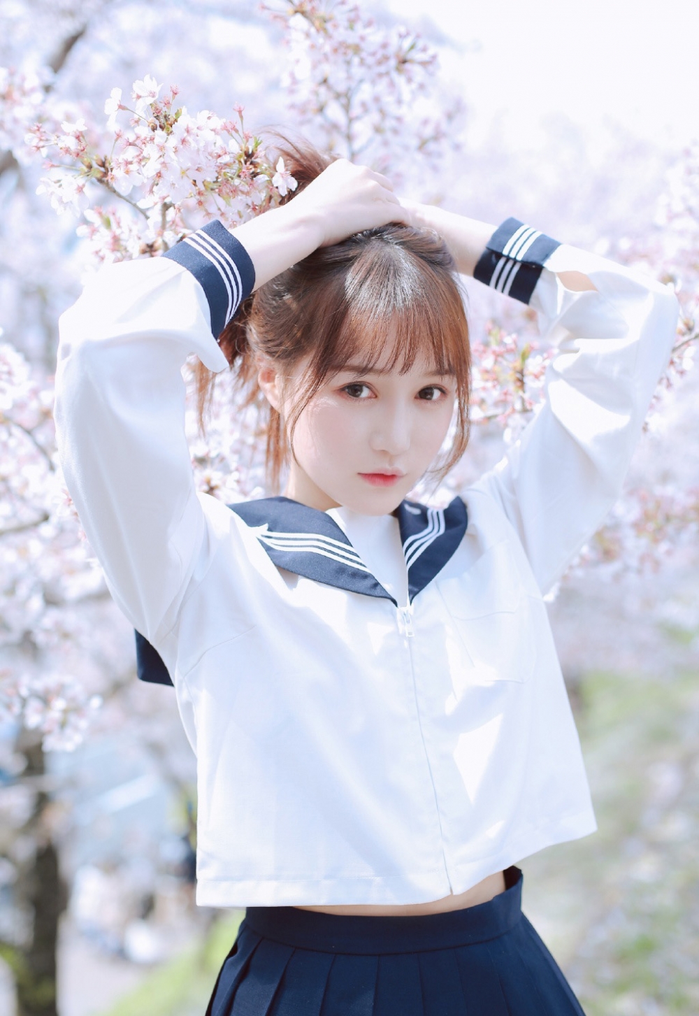 金发少女学生制服樱花树下清新唯美 金发少女学生制服樱花树下清新唯美