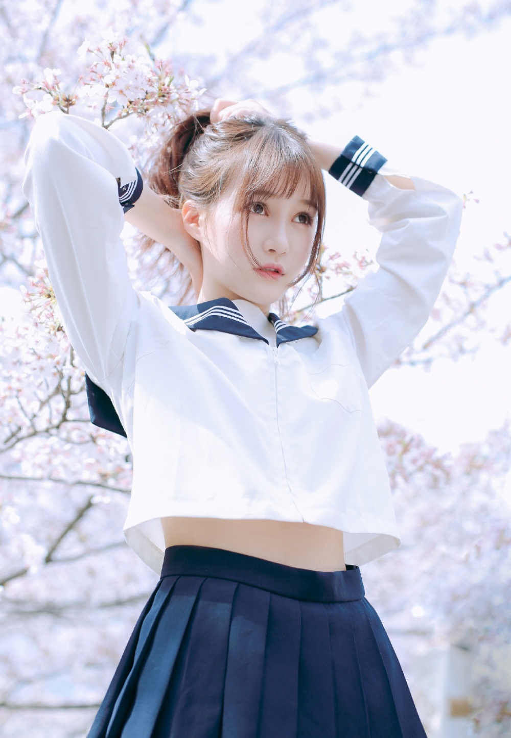 金发少女学生制服樱花树下清新唯美 金发少女学生制服樱花树下清新唯美