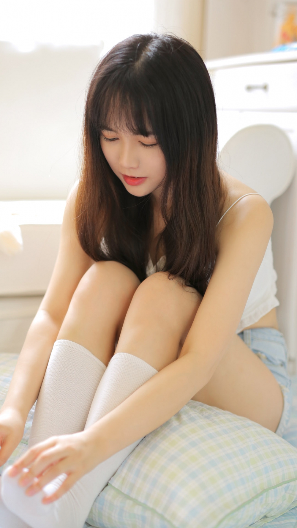 白丝美女吊带热裤细腰美腿纤细苗条 白丝美女吊带热裤细腰美腿纤细苗条