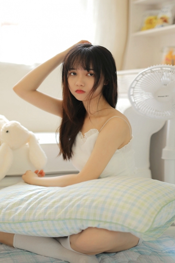 白丝美女吊带热裤细腰美腿纤细苗条
