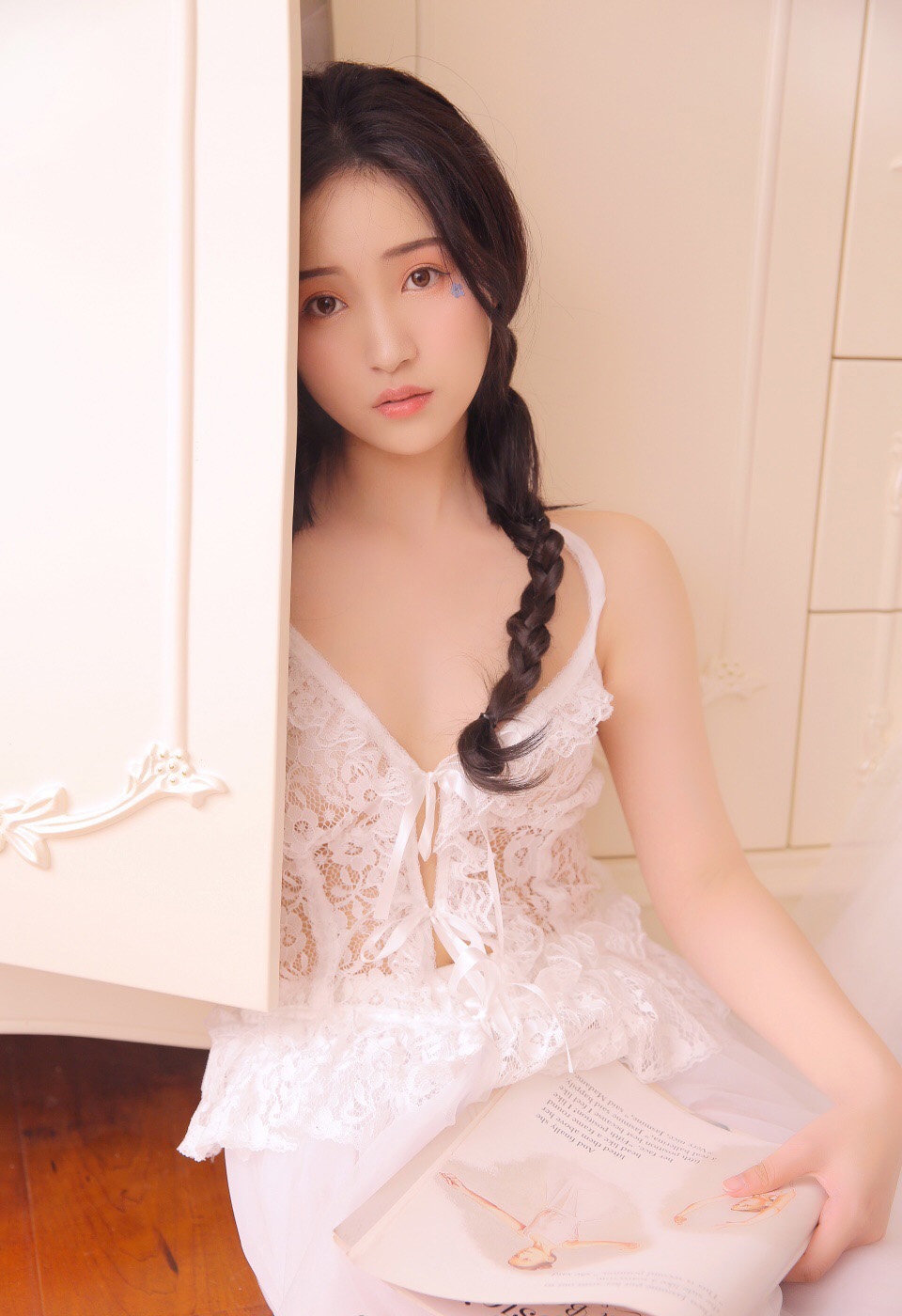 性感少女蕾丝吊裙真空透视白嫩酥胸 性感少女蕾丝吊裙真空透视白嫩酥胸