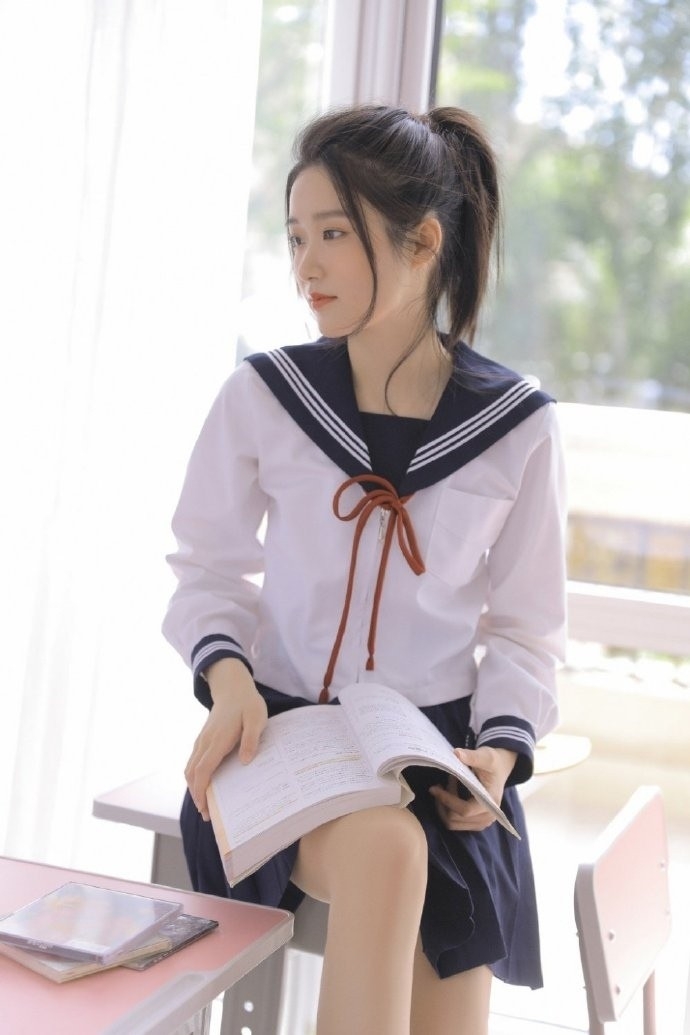 制服美女学生妹黑丝美腿清纯动人 制服美女学生妹黑丝美腿清纯动人
