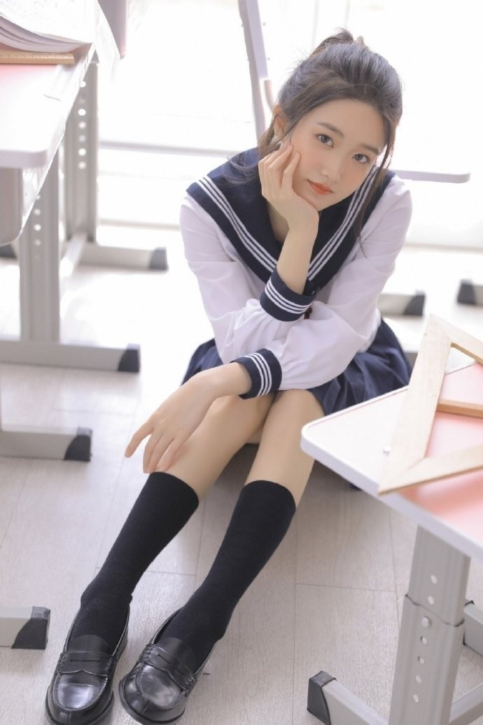 制服美女学生妹黑丝美腿清纯动人 制服美女学生妹黑丝美腿清纯动人