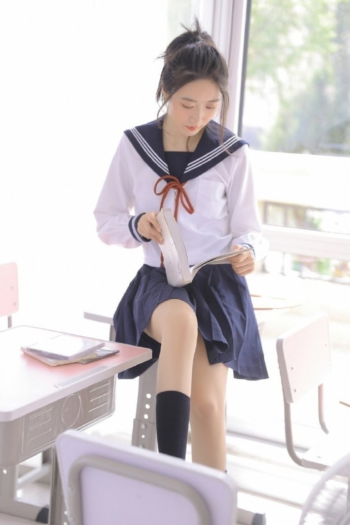 制服美女学生妹黑丝美腿清纯动人 制服美女学生妹黑丝美腿清纯动人