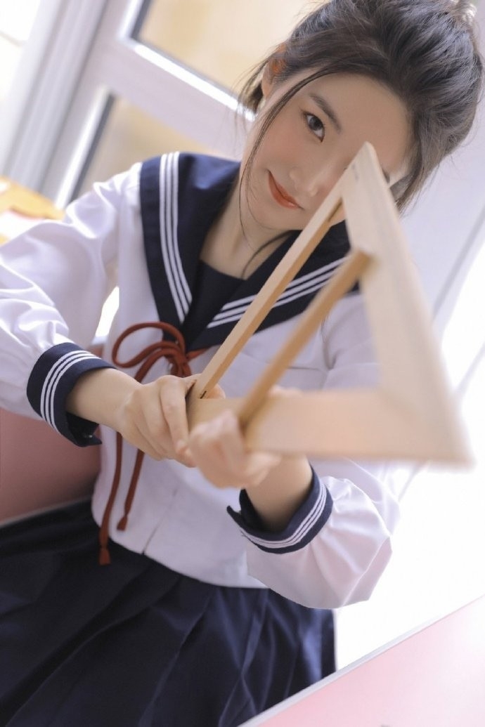 制服美女学生妹黑丝美腿清纯动人 制服美女学生妹黑丝美腿清纯动人