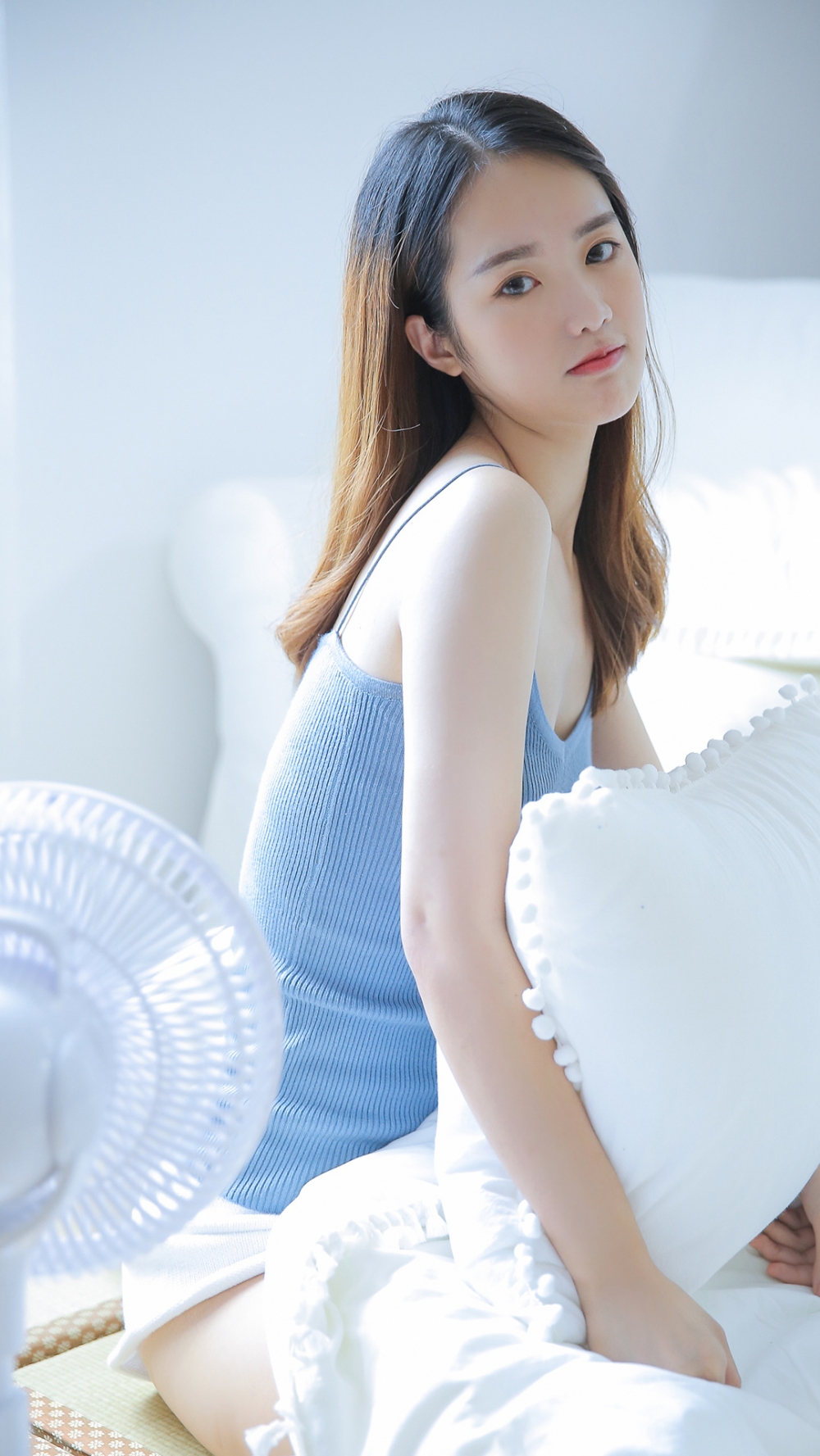 居家美女吊带短裤香肩美腿床上慵懒随性 居家美女吊带短裤香肩美腿床上慵懒随性