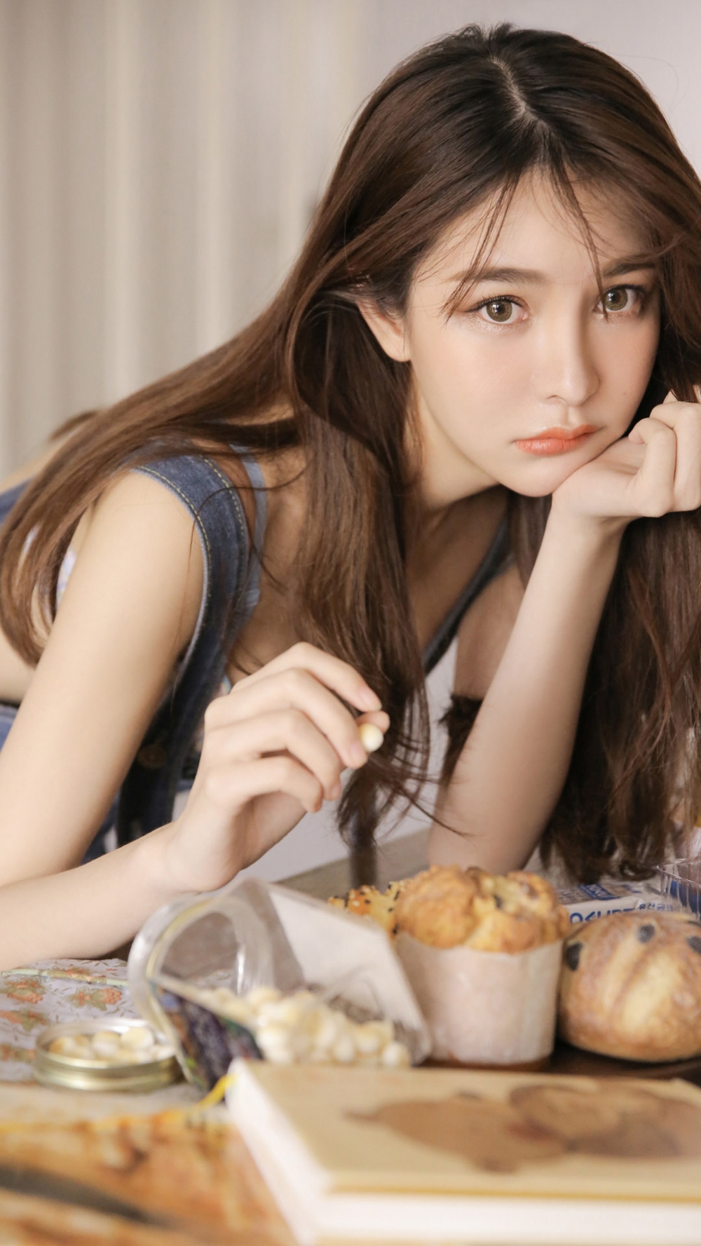 牛仔背带裤小姐姐吊带内衣白嫩酥胸 牛仔背带裤小姐姐吊带内衣白嫩酥胸