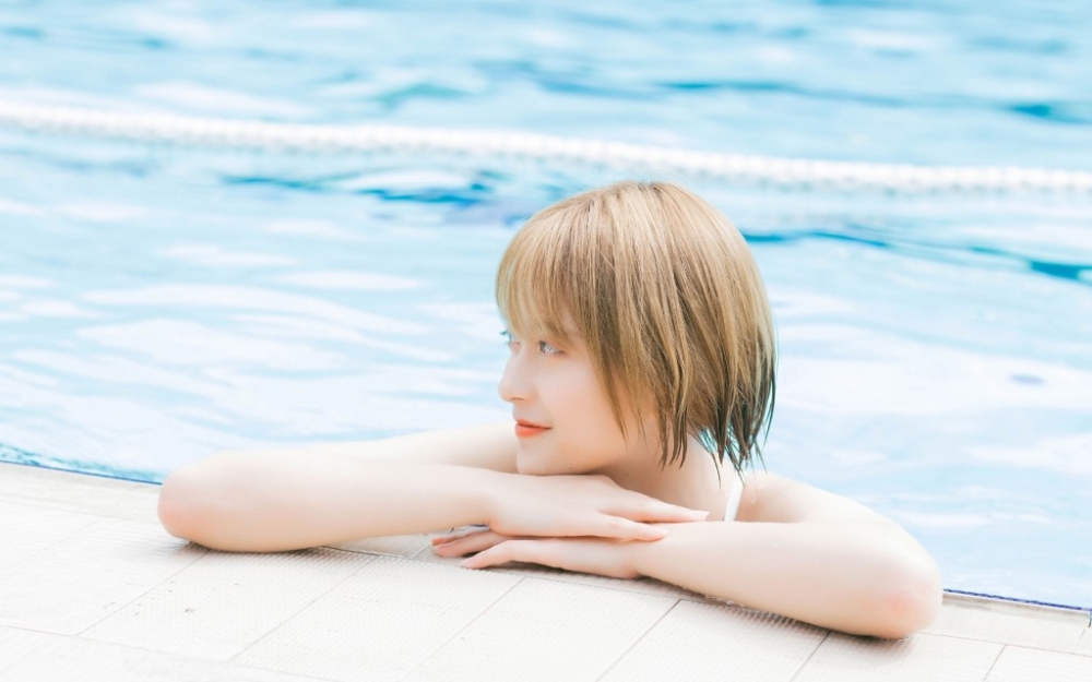 短发美女萝莉吊带连体泳衣泳池湿身诱惑 短发美女萝莉吊带连体泳衣泳池湿身诱惑