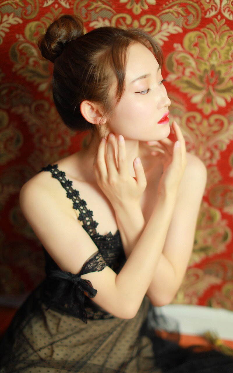 红唇雪肤美女嫩模蕾丝透视香肩美腿 红唇雪肤美女嫩模蕾丝透视香肩美腿
