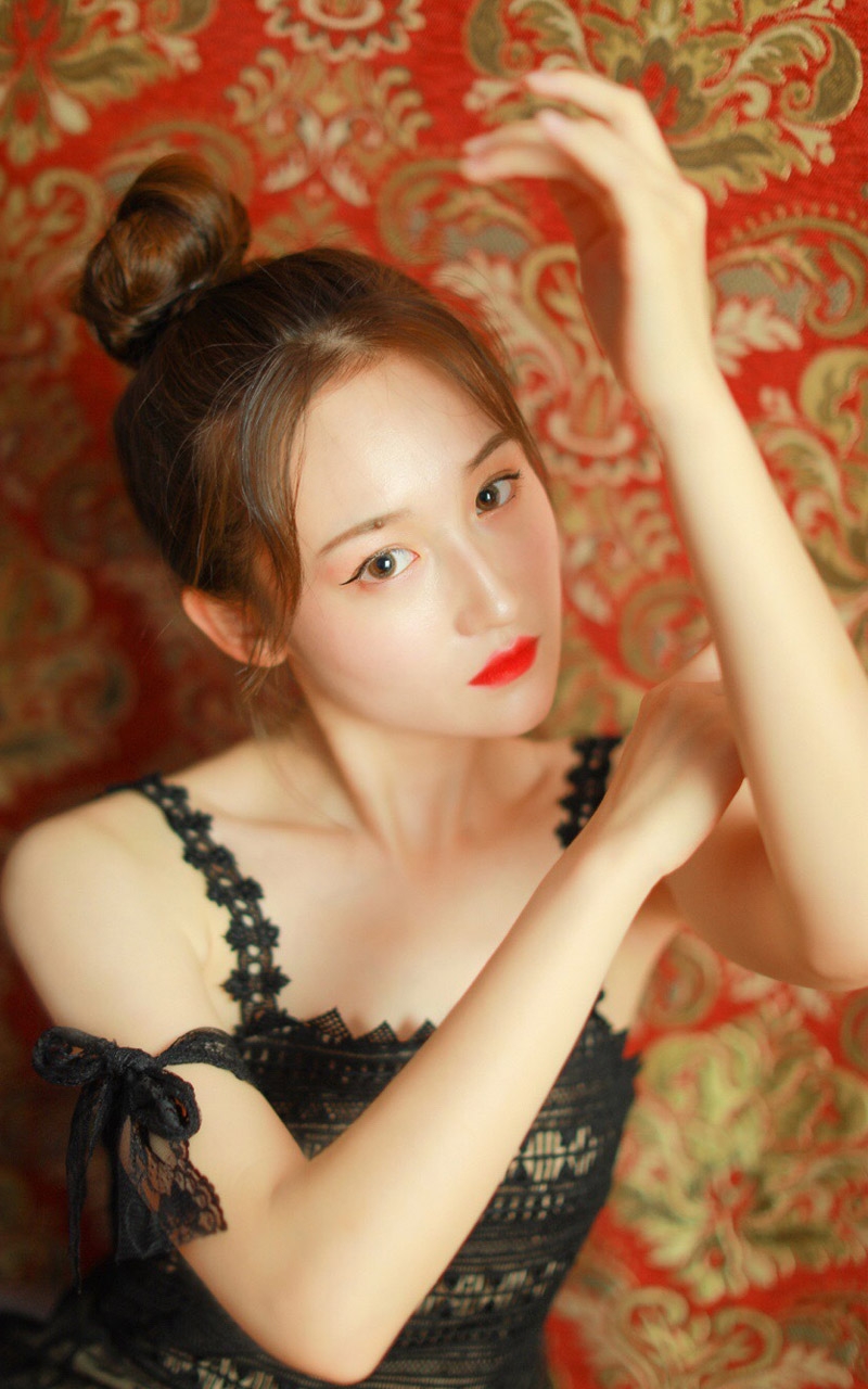 红唇雪肤美女嫩模蕾丝透视香肩美腿 红唇雪肤美女嫩模蕾丝透视香肩美腿