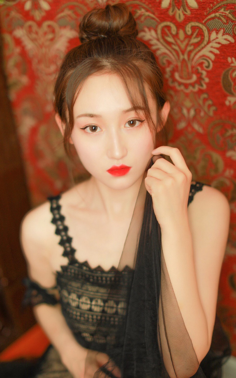红唇雪肤美女嫩模蕾丝透视香肩美腿 红唇雪肤美女嫩模蕾丝透视香肩美腿