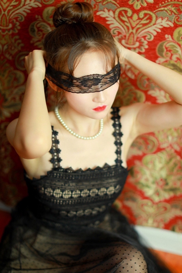 红唇雪肤美女嫩模蕾丝透视香肩美腿