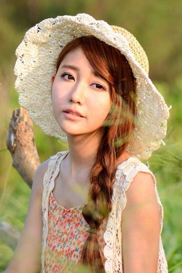 >麻花辫美女碎花连衣裙甜美迷人