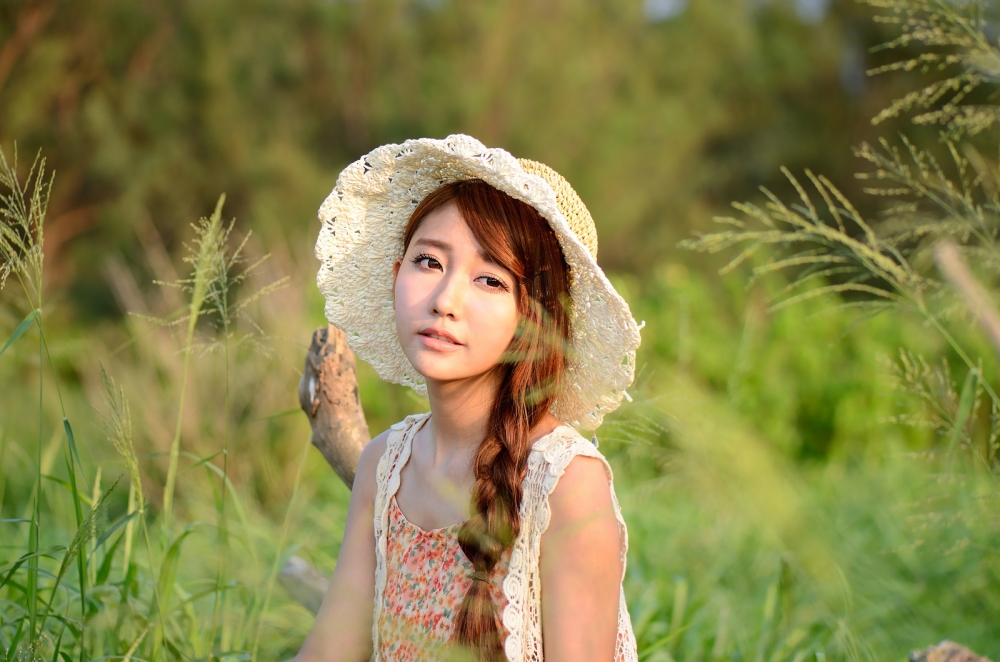 >麻花辫美女碎花连衣裙甜美迷人 >麻花辫美女碎花连衣裙甜美迷人