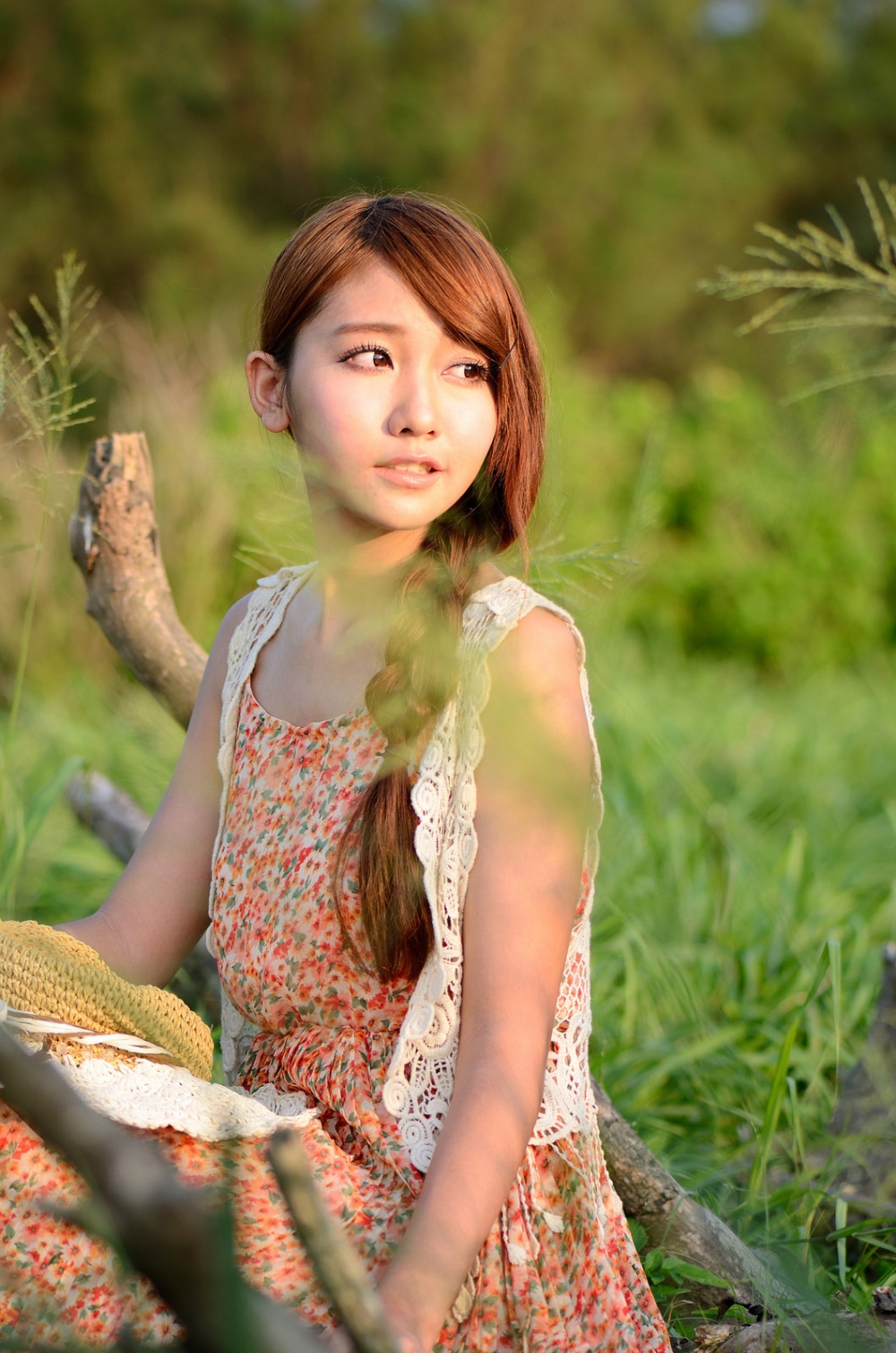 >麻花辫美女碎花连衣裙甜美迷人 >麻花辫美女碎花连衣裙甜美迷人