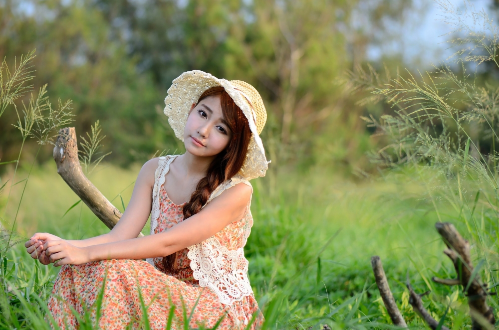 >麻花辫美女碎花连衣裙甜美迷人 >麻花辫美女碎花连衣裙甜美迷人