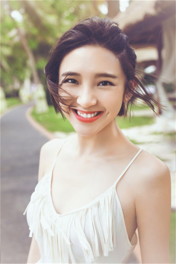 白色吊带搭配红色长裙清新甜美 白色吊带搭配红色长裙清新甜美